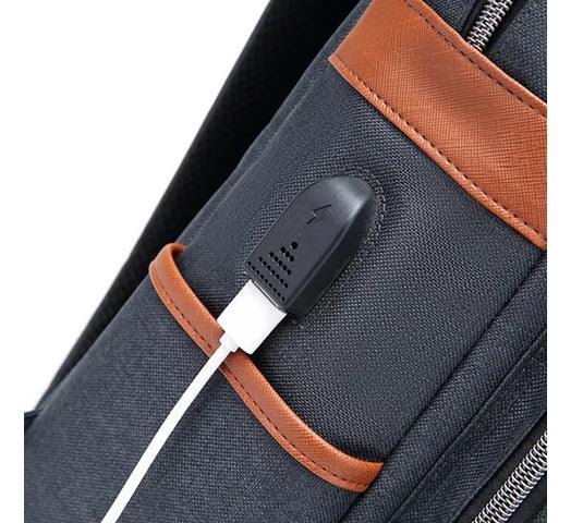 Mochila KOLKE con Tapa y Precintos para Notebook de hasta 15.6" Multiples bolsillos Puerto USB - Gris - Tienda Universo