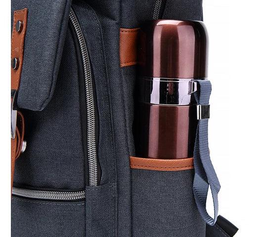 Mochila KOLKE con Tapa y Precintos para Notebook de hasta 15.6" Multiples bolsillos Puerto USB - Gris - Tienda Universo