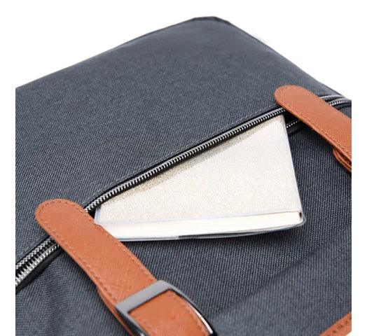 Mochila KOLKE con Tapa y Precintos para Notebook de hasta 15.6" Multiples bolsillos Puerto USB - Gris - Tienda Universo